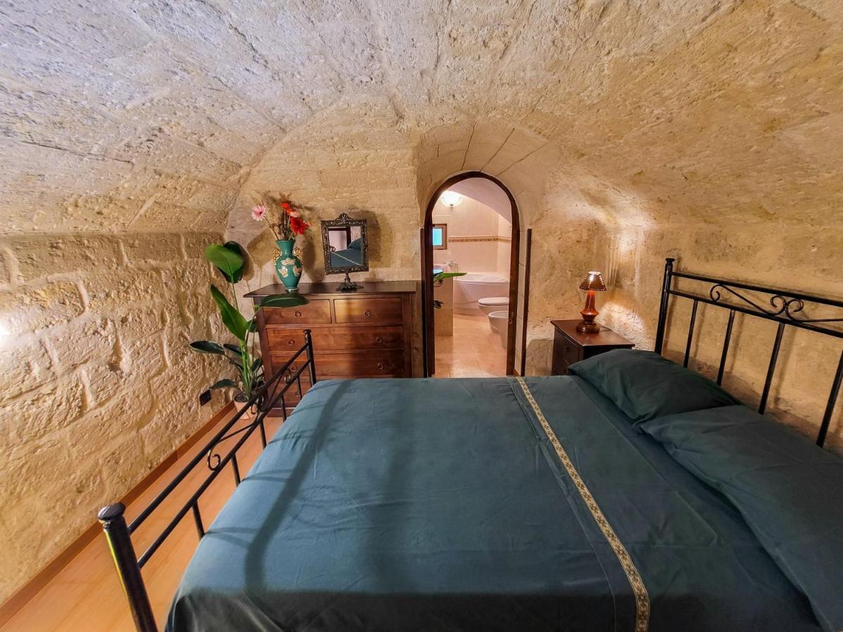 Cozy Classical Residence In The City Center Bari Bagian luar foto